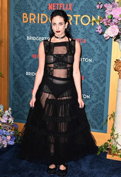 Harriet Cains, quien interpreta a Philipa, una de las odiosas hermanas de Penelope, fue la más atrevida en la alfombra roja: transparencias y un look gótico que llamó la atención de los fotógrafos en la premiere