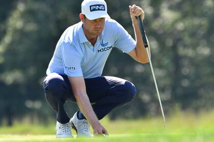 Harris English es uno de los escoltas de Johnson en el campo de Norton, Massachusetts, que este sábado tuvo tormenta y no facilitó tanto los birdies.