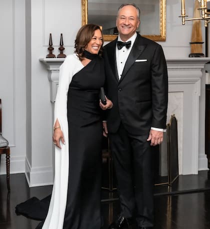 Harris llegó acompañada de su esposo, Doug Emhoff, quien también vistió de manera sobria con un esmoquin clásico