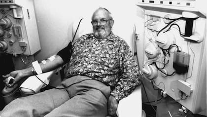 Harrison en su donación de sangre número 537 en diciembre de 1992
