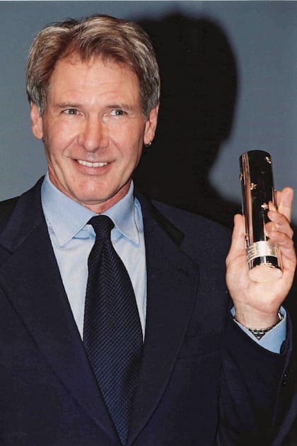 Harrison Ford en 2005 mostrando el premio del Festival de Cine Americano de Deauville, en Francia, una creación del argentino