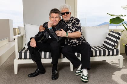 Pedro Almodóvar y Ethan Hawke, uno de los dos protagonistas de su nueva película, un corto con temática de western y personajes homosexuales, en mayo último, durante el Festival de Cannes 