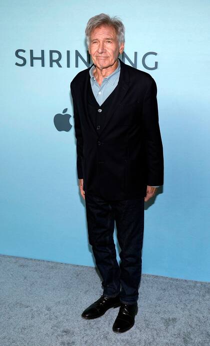 Harrison Ford lució muy elegante en la presentación de Shrinking, la nueva serie que protagoniza por Apple TV+. Camisa, chaleco y blazer para este actor que posó muy sonriente ante los flashes.