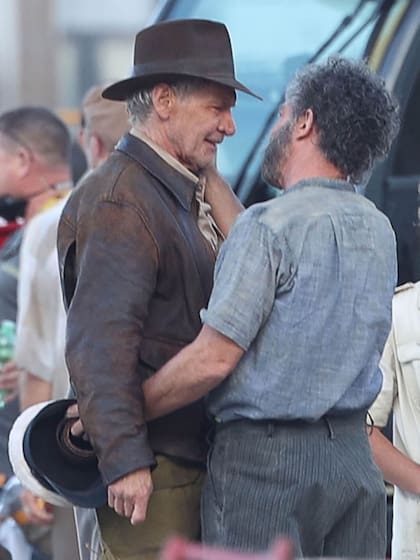 Harrison Ford y Antonio Banderas se dan un abrazo en el rodaje de Indiana Jones 5, en Sicilia