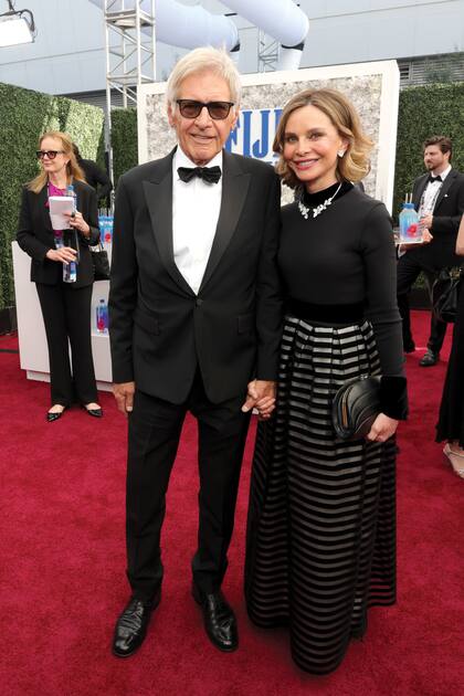 Harrison Ford y Calista Flockhart –ambos vestidos de Armani– celebran quince años de casados derrochando elegancia. Él con smoking
negro y ella con un vestido con falda a rayas horizontales satinadas en contraste y joyas de Pasquale Bruni