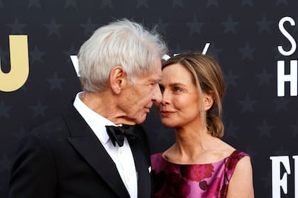 Harrison Ford y Calista Flockhart en un momento de complicidad en la alfombra roja de los Critics Choice, en enero último