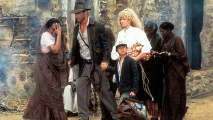 Harrison Ford y Ke Huy Quan de niño en una escena de "Indiana Jones y el templo de la perdición" (Foto: PARAMOUNT PICTURES)
