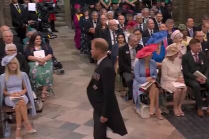 Harry causó furor en una de las invitadas (Captura video)