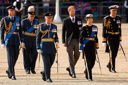 Harry, el único miembro de la familia sin el uniforme militar el miércoles, durante la procesión del féretro de Isabel II