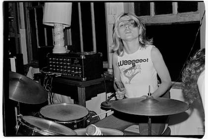 Harry en 1975 fotografiada por Chris Stein, su ex marido e integrante de Blondie durante un ensayo de la banda