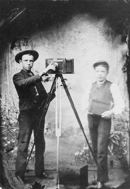 Harry Grant Olds y su hermano Charles, probablemente en el estudio Bishop, de Sandusky, donde comenzó su carrera fotográfica. ca. 1885