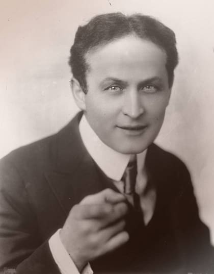 Harry Houdini (1874-1926), mago y escapista estadounidense nacido en Hungría.