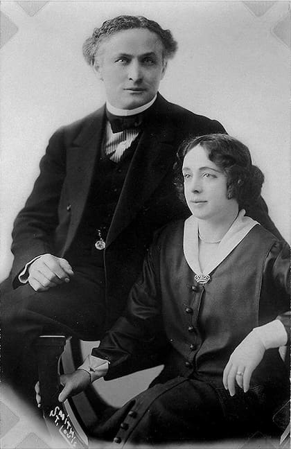 Harry Houdini junto a su esposa Beatrice “Bess” Houdini, su compañera en la vida y en el escenario