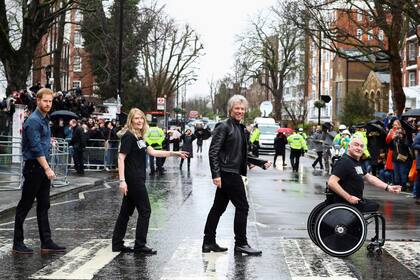Harry, Jon Bon Jovi y dos miembros del coro de veteranos de guerra Invictus recrearon la legendaria tapa del disco de The Beatles, Abbey Road