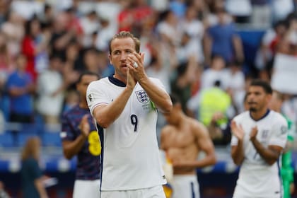Harry Kane aplaude ante los hinchas al final del corto 1-0 sobre Andorra; se esperaba más de Inglaterra frente a un adversario débil.