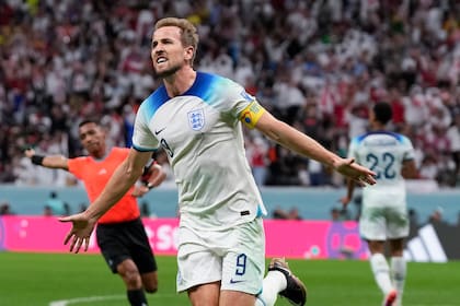 Harry Kane, capitán y figura de Inglaterra, anotó su primer gol en Qatar 2022 ante Senegal en octavos de final y tratará de repetir este sábado frente a Francia
