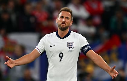 Harry Kane, capitán y referencia de ataque de Inglaterra, aún no logra gravitar en la Eurocopa