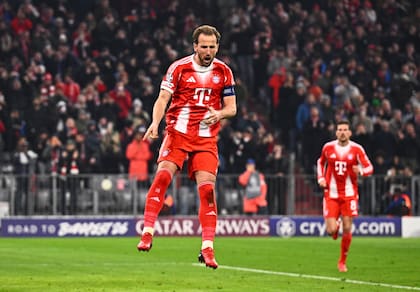 Harry Kane celebra tras anotar un gol de penal contra Atalanta en los octavos de final de la Liga de Campeones