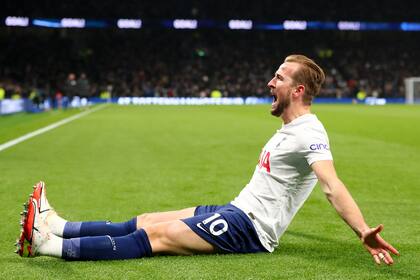 Harry Kane del Tottenham Hotspur celebra anotar el primer gol de su equipo durante el partido de la Premier League entre Tottenham Hotspur y Liverpool.