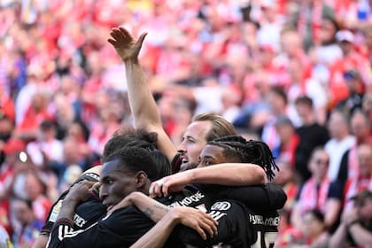 Harry Kane encabeza el festejo de Bayern Múnich en Mainz: marcó el gol de la victoria por 4-3, tras ingresar desde el banco cuando el campeón de la Bundesliga estaba 0-3