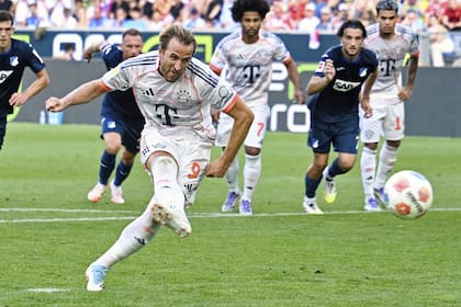 Harry Kane marcó dos veces de penal en su triplete ante Hoffenheim por la Bundesliga