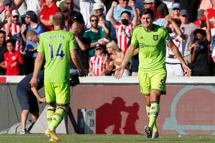 Harry Maguire le reclama a Christian Eriksen por su control flojo en el 2-0; la confusión entre los jugadores de Manchester United es difícil de explicar