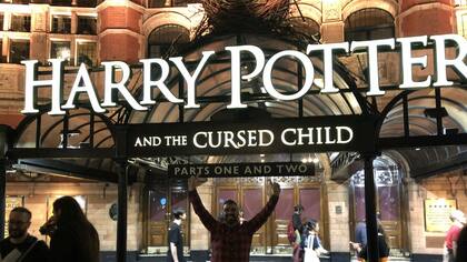 Harry Potter en el teatro de Londres donde se presenta la obra de teatro "Harry Potter y el niño maldito".