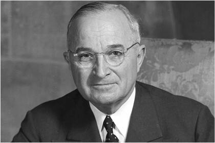 Harry S. Truman fue el impulsor del primer intento de compra de Groenlandia. Su gobierno ofreció 100 millones de dólares en barras de oro, lo que hoy equivale a por lo menos 1300 millones de dólares