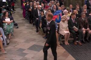 La inesperada reacción de una invitada al ver entrar al príncipe Harry a la ceremonia de coronación
