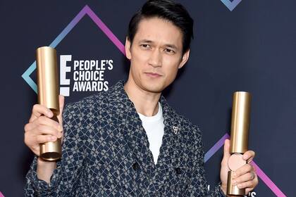 Harry Shum Jr. con los premios que obtuvo la serie Shadowhunters