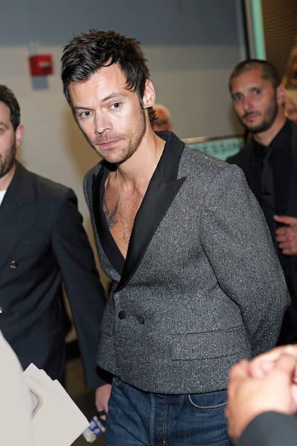 Harry Styles, encargado de entregar el premio al Álbum del Año, lució un look de la colección femenina otoño-invierno 2027 de Dior de chaqueta ceñida a la cintura con solapas negras, sin camisa y jeans