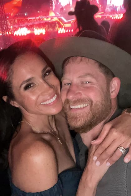 Harry sumó a su outfit un sombrero en cuya ala tiene estampados los nombres de sus hijos, Archie y Lili; My Love (mi amor, por Meghan), las banderas británica y estadounidense, el continente africano y la bandera de California, su tierra adoptiva.