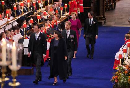 Harry vistió traje de día porque no está autorizado a usar su uniforme militar.