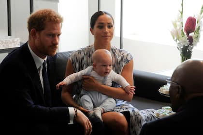 Meghan Markle y el príncipe Harry, junto a su bebé, Archie