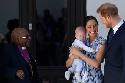 Harry y Meghan saludando al Premio Nobel de la paz de 1984, Desmond Tutu
