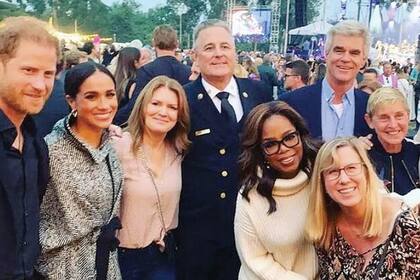 Harry y Meghan compartieron una foto con Oprah Winfrey y Ellen DeGeneres, entre otros. Los padres de Katy Perry también formaron parte del evento.