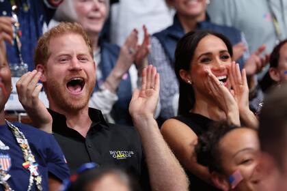 Harry y Meghan durante las finales de básquet en silla de ruedas de los Juegos Invictus en Alemania
