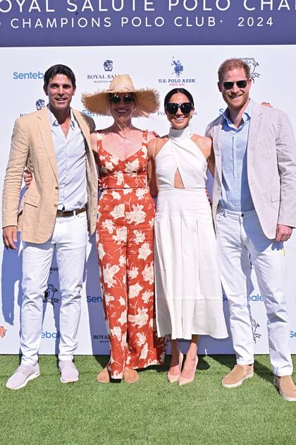Harry y Meghan –ella con vestido y gafas de sol Heidi Merrick y stilettos Aquazzura– posan con Nacho Figueras y Delfina Blaquier.