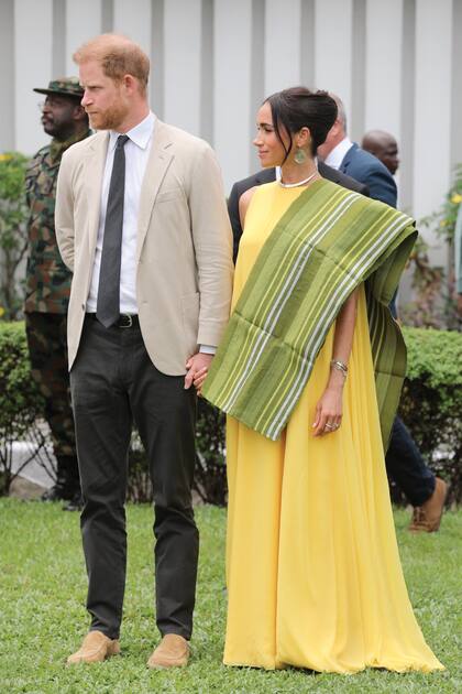 Harry y Meghan en la visita a Nigeria, donde fueron recibidos con tratamiento Real, a pesar de haber renunciado a sus títulos
