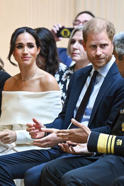 Harry y Meghan escuchan los testimonios de otros padres.