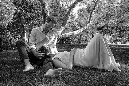 Harry y Meghan Markle en el jardín de su casa en Estados Unidos, disfrutando de su vida lejos de la realeza