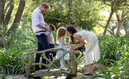 Harry y Meghan se muestran en un escenario que encaja con su vida en California: vegetación abundante, una atmósfera serena y una puesta en escena cuidada, donde sus hijos aparecen de forma cercana pero resguardada