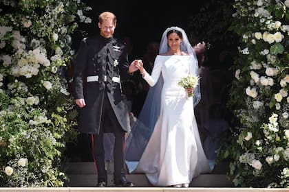 Harry y Meghan, ya duques de Sussex, se presentan al mundo en su primera imagen como marido y mujer, sonrientes y tomados de la mano, a la salida de la capilla de San Jorge