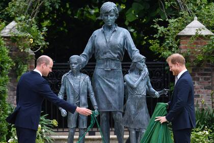 Harry y William inauguraron una estatua de su madre en julio pasado, cuando Diana hubiera cumplido 60 años