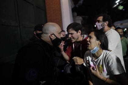 Hartazgo. "Sabemos que debe ser muy difícil tomar una decisión como el cierre de las escuelas, pero pedimos la revisión de esta medida", dijo un padre de dos niños a LA NACION, durante la protesta en Olivos