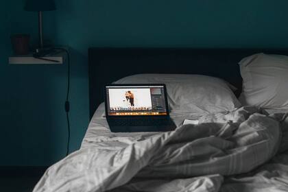  Harvard aconseja no comer ni mirar televisión en la cama. Foto: Pexels