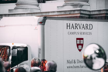 Harvard demanda al gobierno de Trump por congelar US$2200 millones en fondos federales