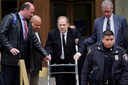 Harvey Weinstein sale del tribunal neoyorquino en el primer día del juicio que se le seguía por acoso y abuso sexual; en 2020 fue condenado a 23 años de prisión