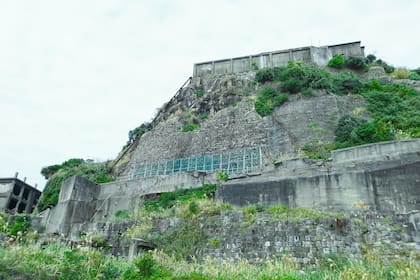 Por sus potentes murallas, la isla, que hoy es un lugar fantasma, fue llamada Gunkanjima, o isla acorazada