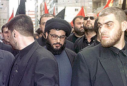 Hassan Nasrallah, en el centro, antes de ser secretario general de Hezbollah